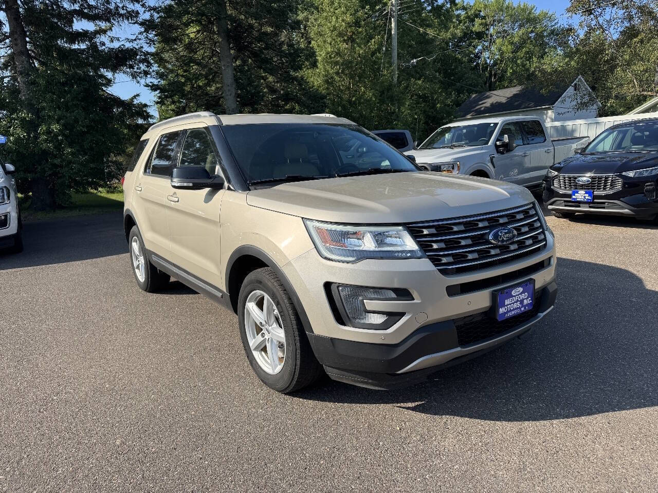 2017 Ford Explorer XLT AWD 4dr SUV