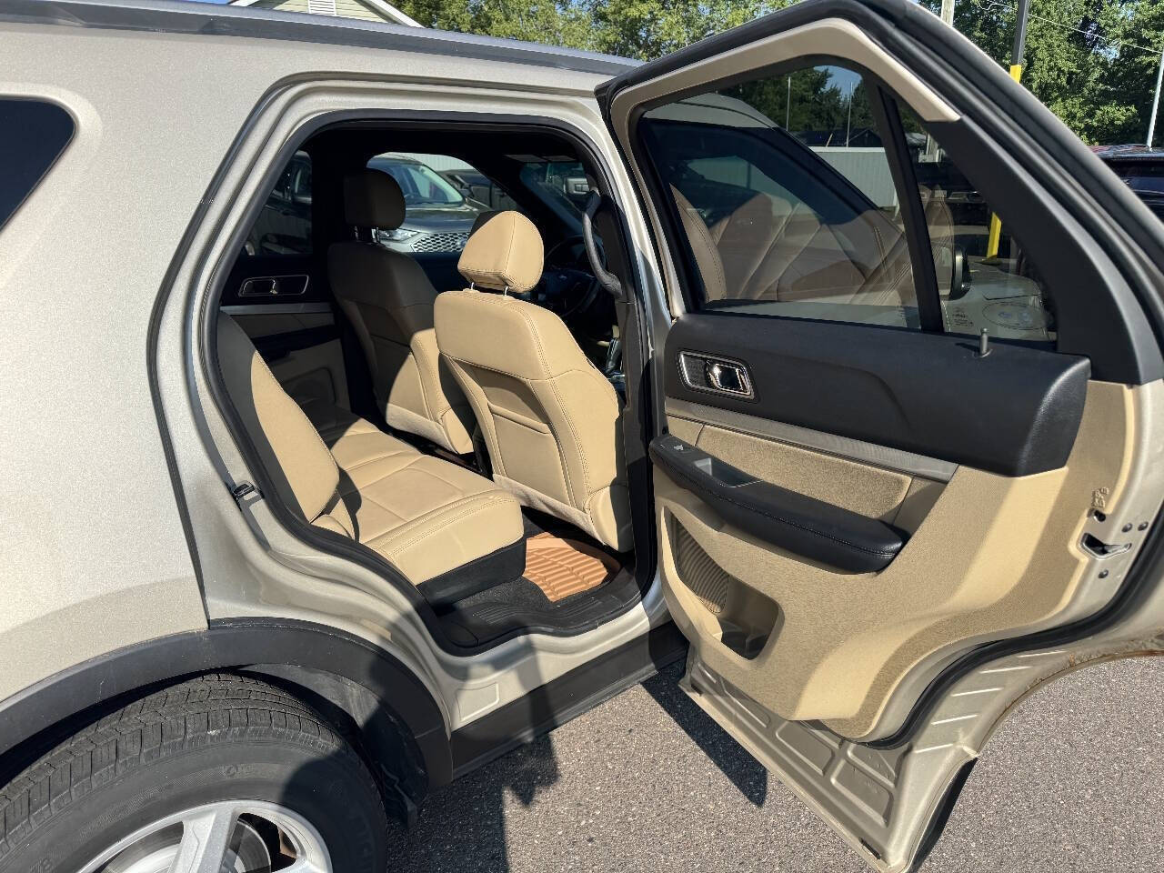 2017 Ford Explorer XLT AWD 4dr SUV