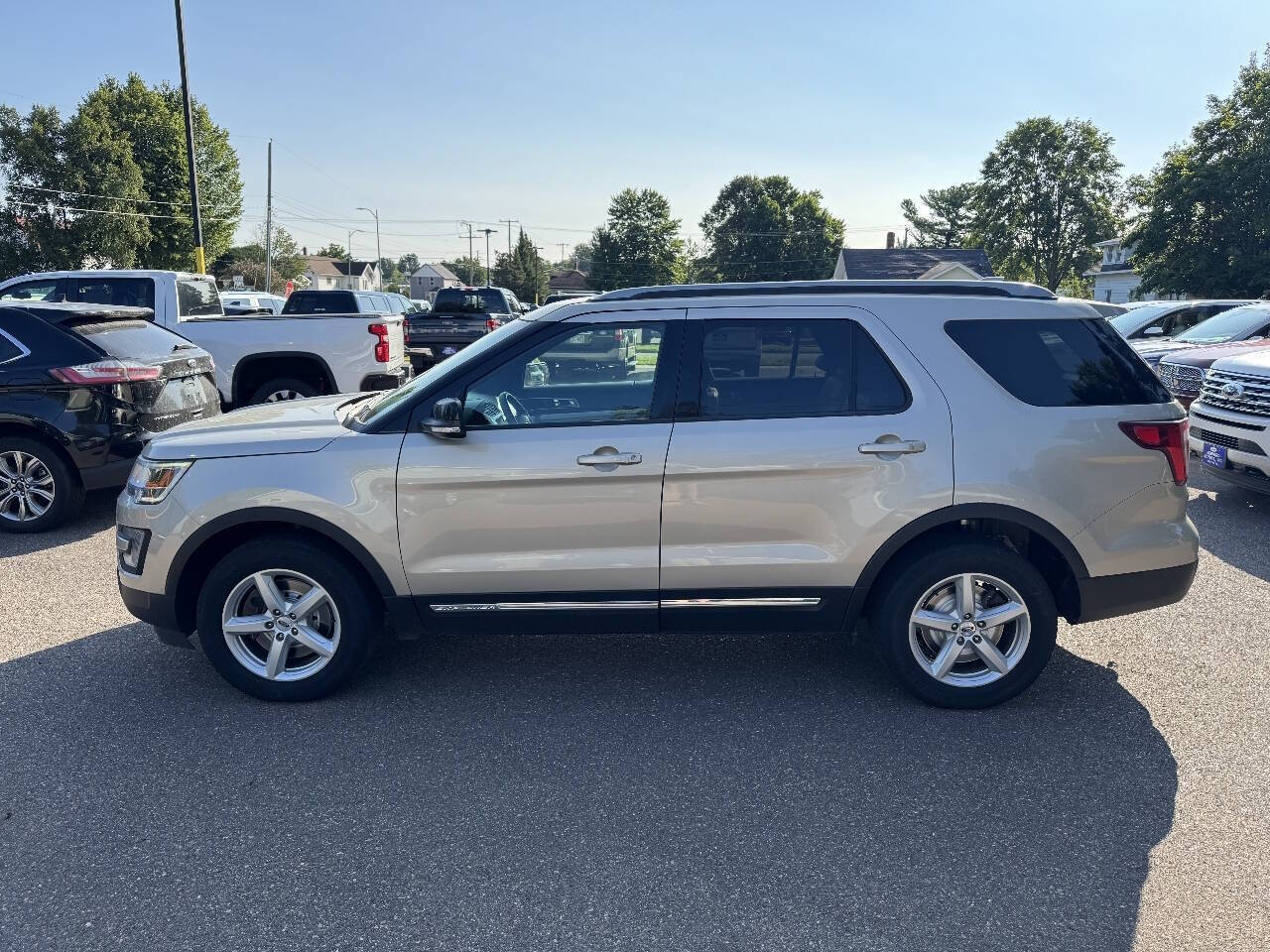 2017 Ford Explorer XLT AWD 4dr SUV