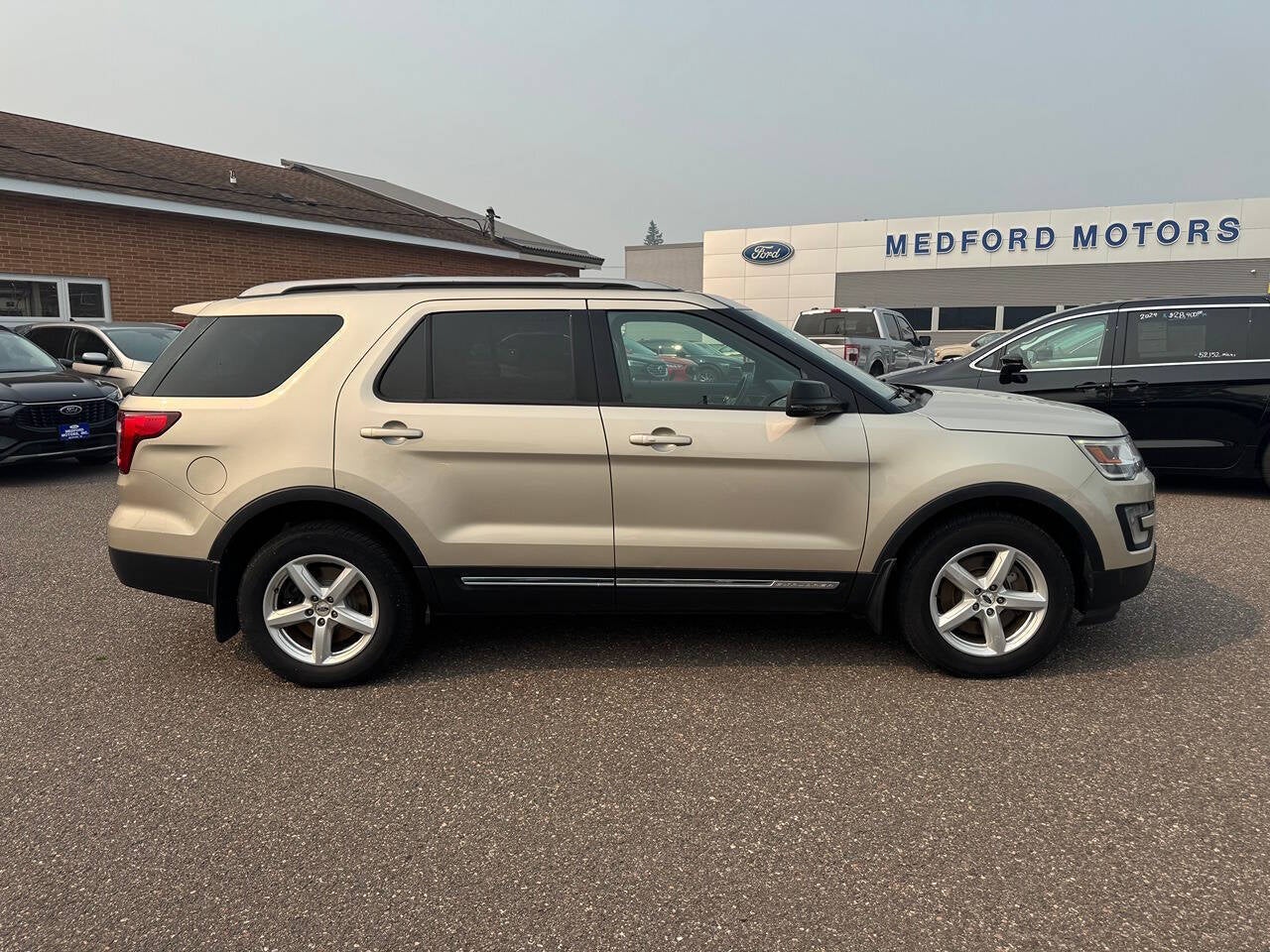 2017 Ford Explorer XLT AWD 4dr SUV