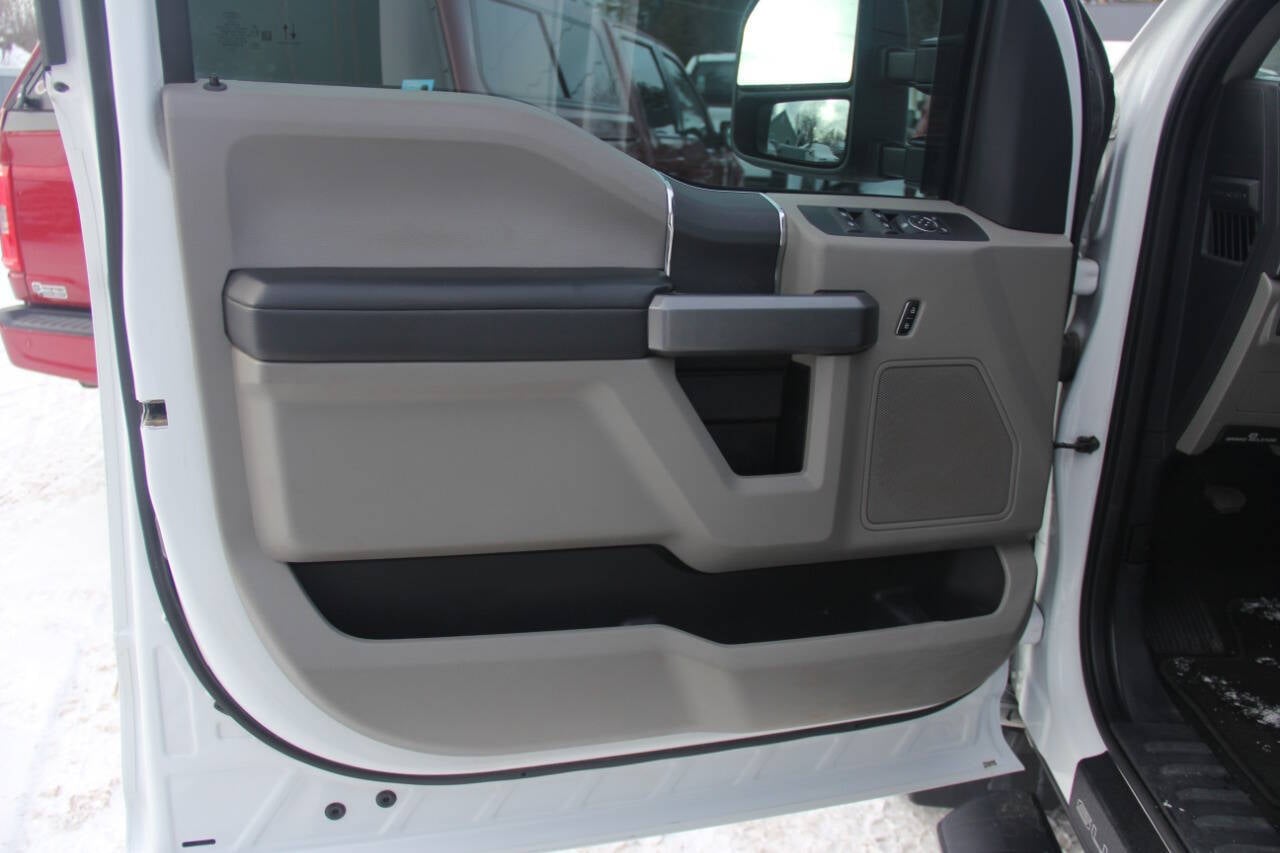 2022 Ford F-350 Super Duty XLT 4x4 4dr Crew Cab 8 ft. LB DRW Pickup