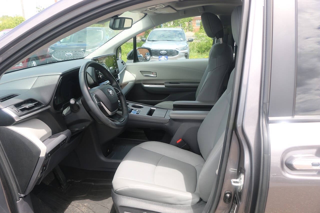 2023 Toyota Sienna XLE 7 Passenger AWD 4dr Mini Van